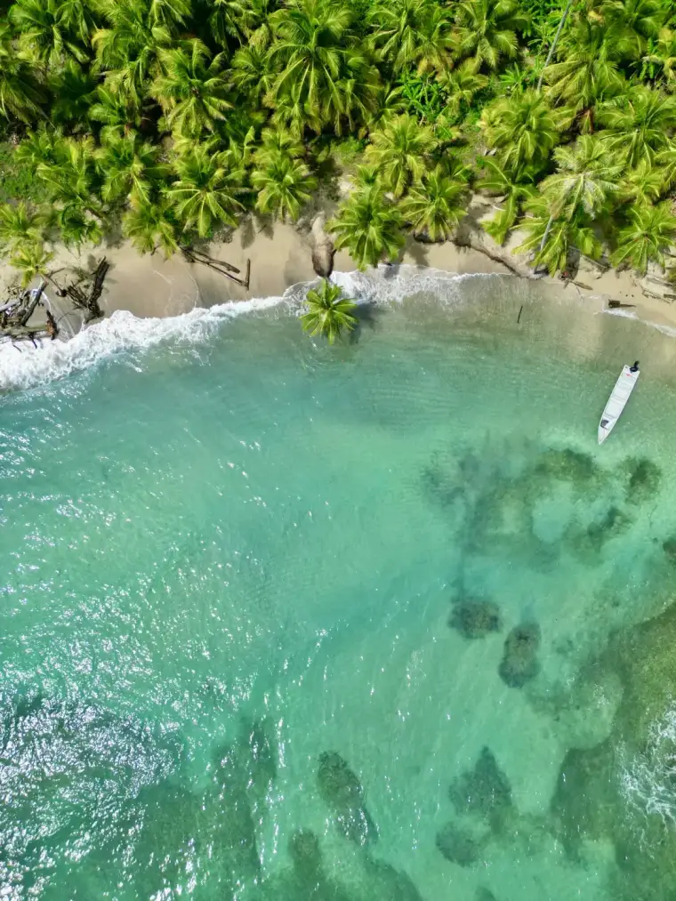 Vista aérea de la costa de Capurganá desde Melo