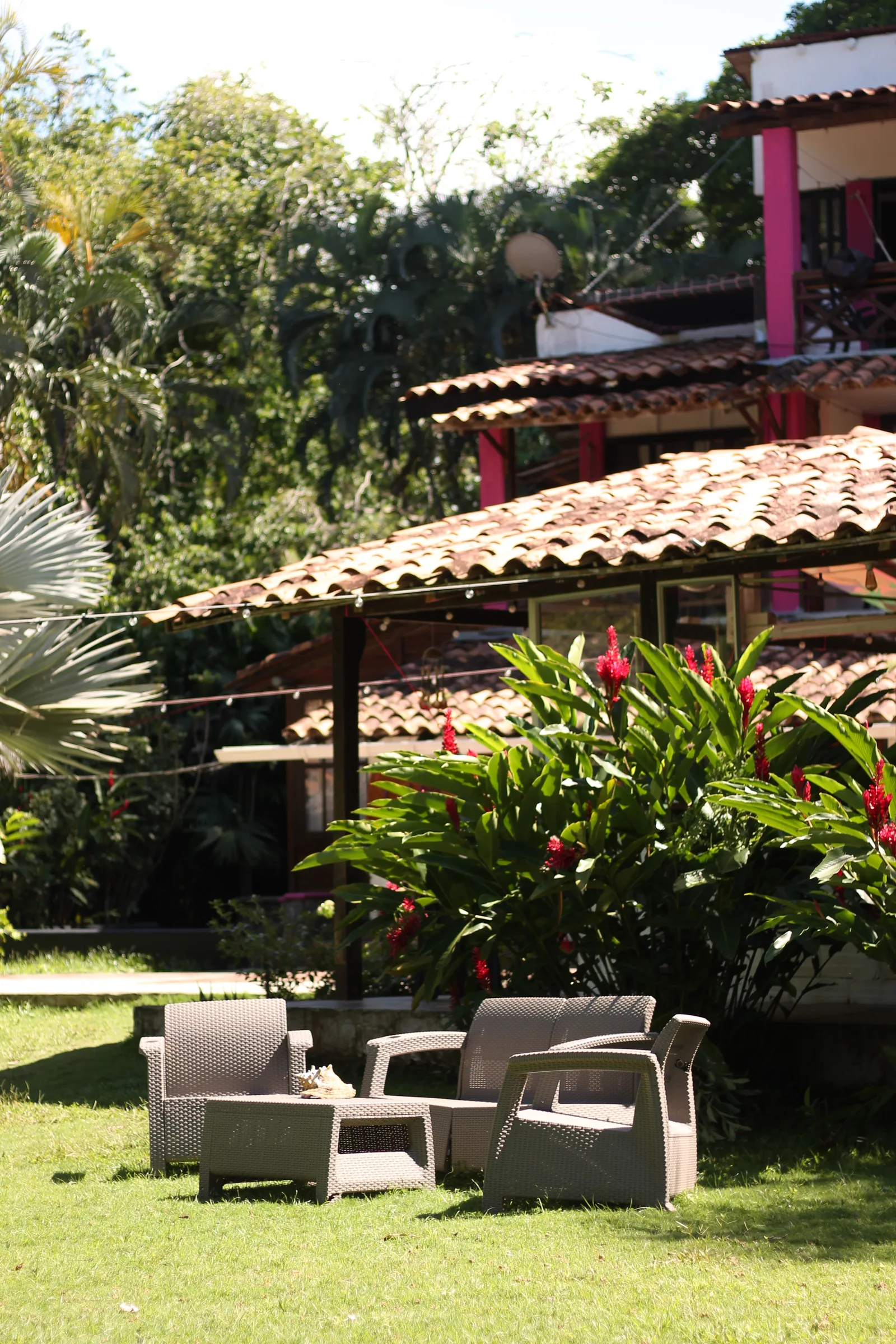 Jardín, mesas y espacios de Melo Capurganá